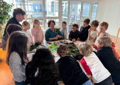 Palmbuschenbinden in der Volksschule