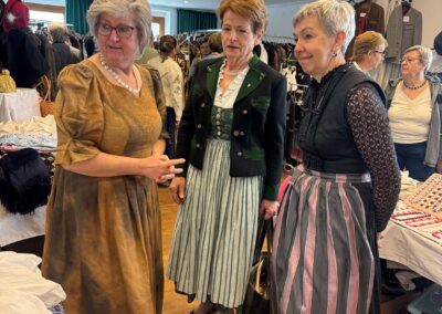 Trachtengwand-aus-zweiter-Hand-2025